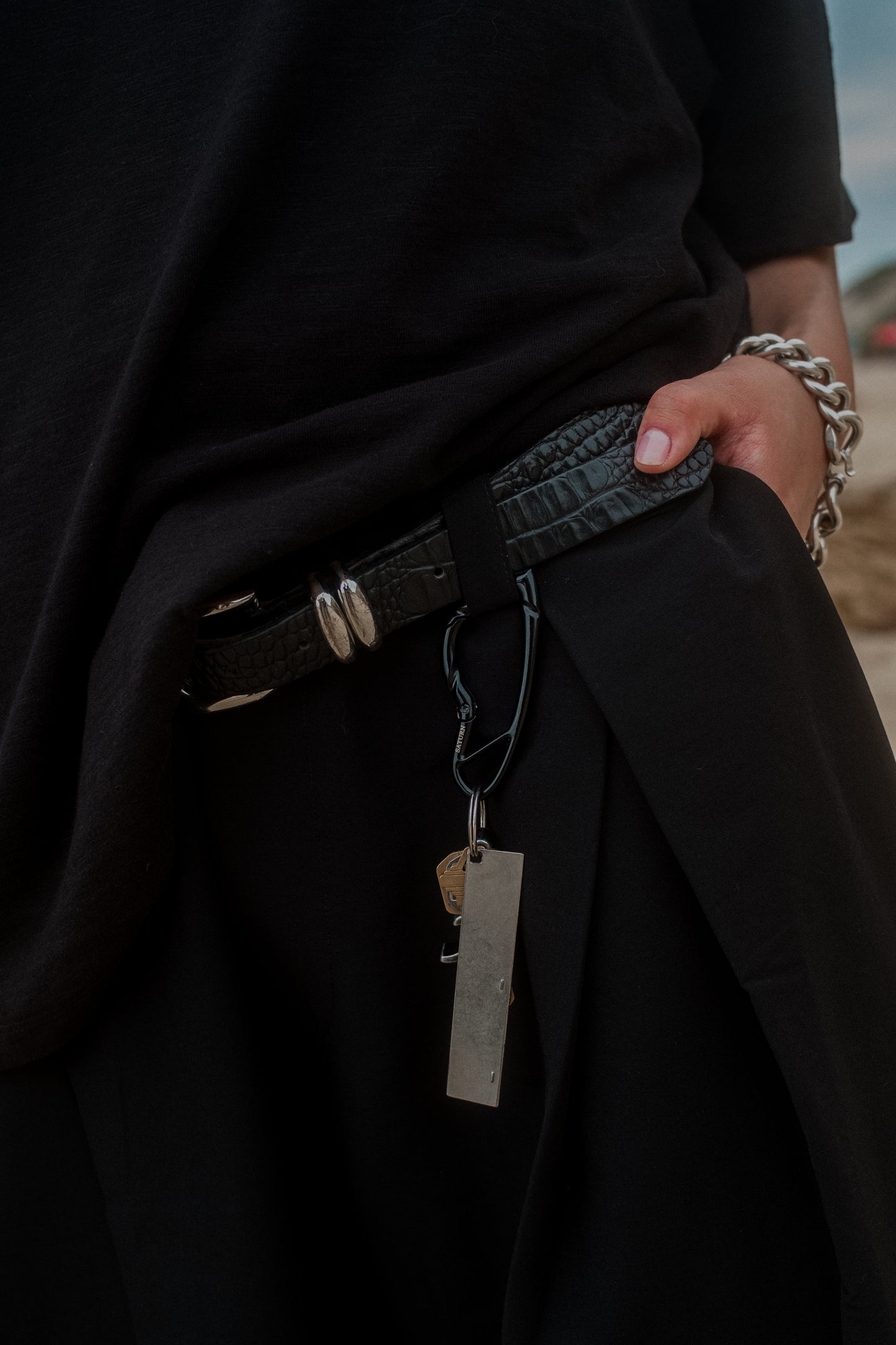 Saturn Carabiner Black