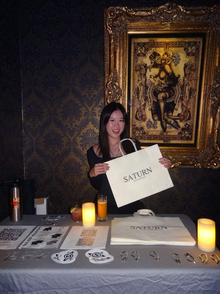 Saturn shopping bag at the mahjong table